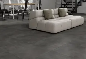 Wohnzimmer mit Ecoceramic Baltimore Gris Feinsteinzeugfliese in grauer Betonoptik und modernem Wohnambiente