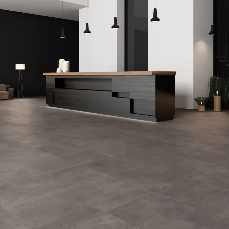 Wohnzimmer mit Ecoceramic Baltimore Marengo Feinsteinzeugfliesen in moderner Betonoptik