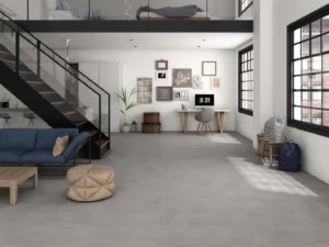 Modernes Wohnzimmer mit Ecoceramic Baltimore Perla Fliesen in heller Betonoptik und elegantem Perlgrau