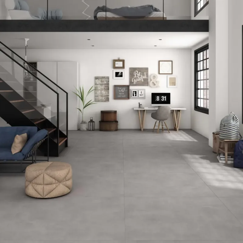 Modernes Wohnzimmer mit Ecoceramic Baltimore Perla Fliesen in heller Betonoptik und elegantem Perlgrau