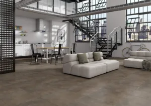 Modernes Wohnzimmer mit Ecoceramic Baltimore Taupe Feinsteinzeugfliese in eleganter Betonoptik und stilvoller Einrichtung.