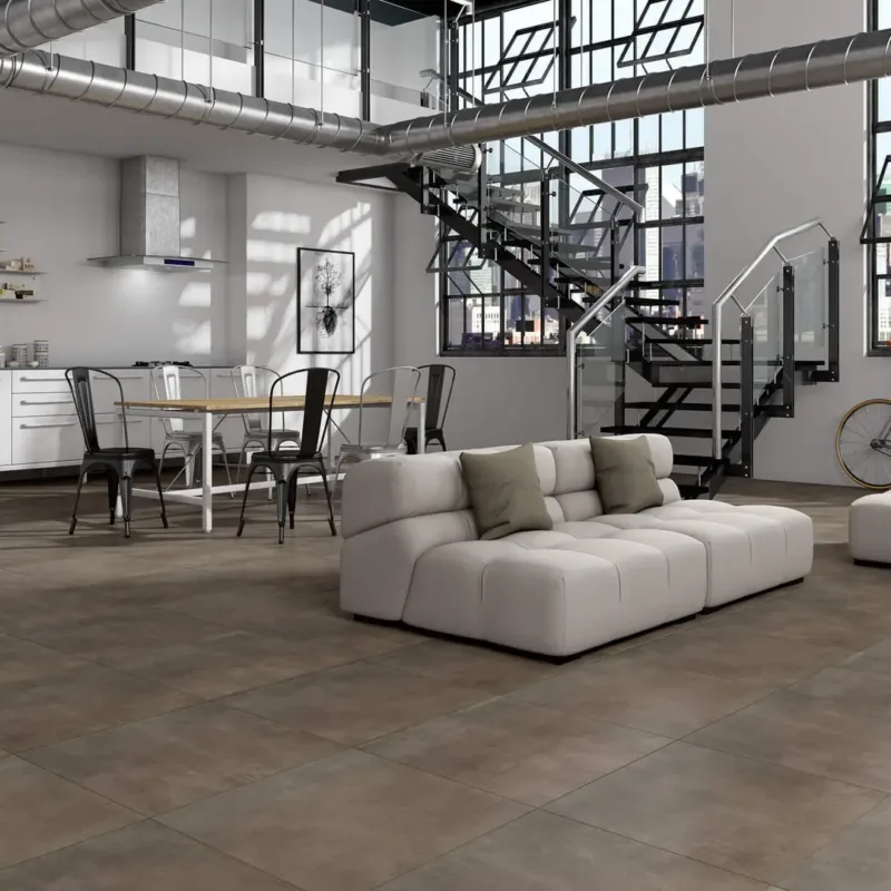 Modernes Wohnzimmer mit Ecoceramic Baltimore Taupe Feinsteinzeugfliese in eleganter Betonoptik und stilvoller Einrichtung.