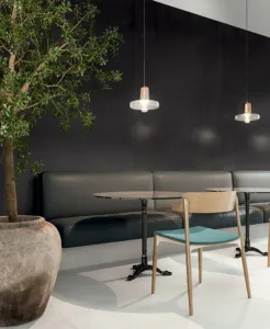 Moderner Sitzbereich mit Fondovalle Res Art Lava Fliesen in dunkler Anthrazit Harzoptik und exklusivem Design