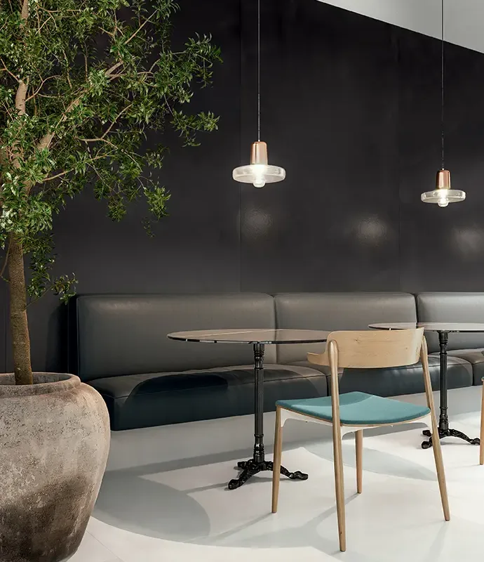 Moderner Sitzbereich mit Fondovalle Res Art Lava Fliesen in dunkler Anthrazit Harzoptik und exklusivem Design