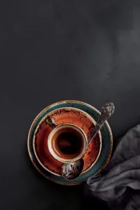 Kaffeetasse auf Fondovalle Res Art Lava Fliese in dunkler Anthrazit Harzoptik mit moderner Oberfläche