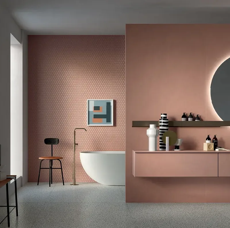 Modernes Badezimmer mit Fondovalle Res Art Pottery Fliesen in warmer Harzoptik an Wand und Boden.