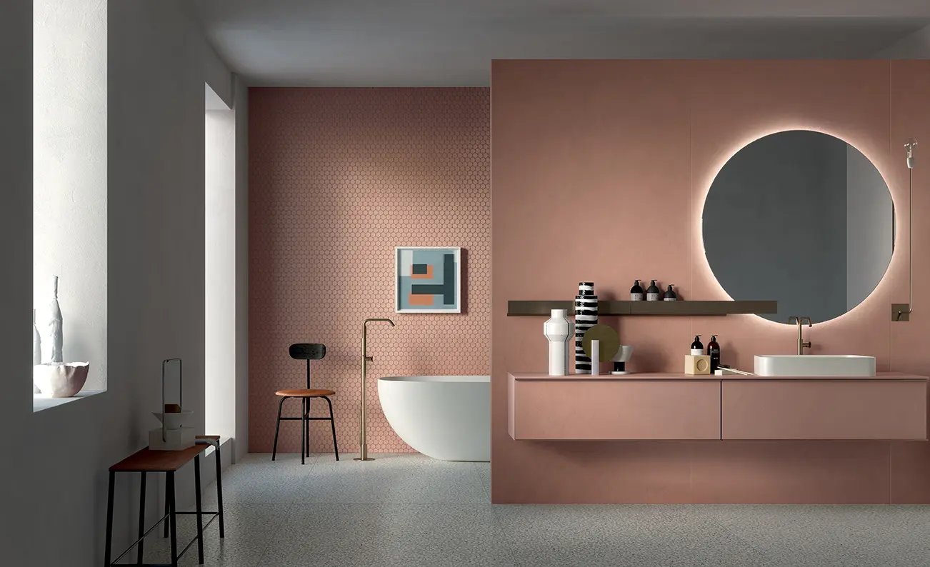 Modernes Badezimmer mit Fondovalle Res Art Pottery Fliesen in warmer Harzoptik an Wand und Boden.
